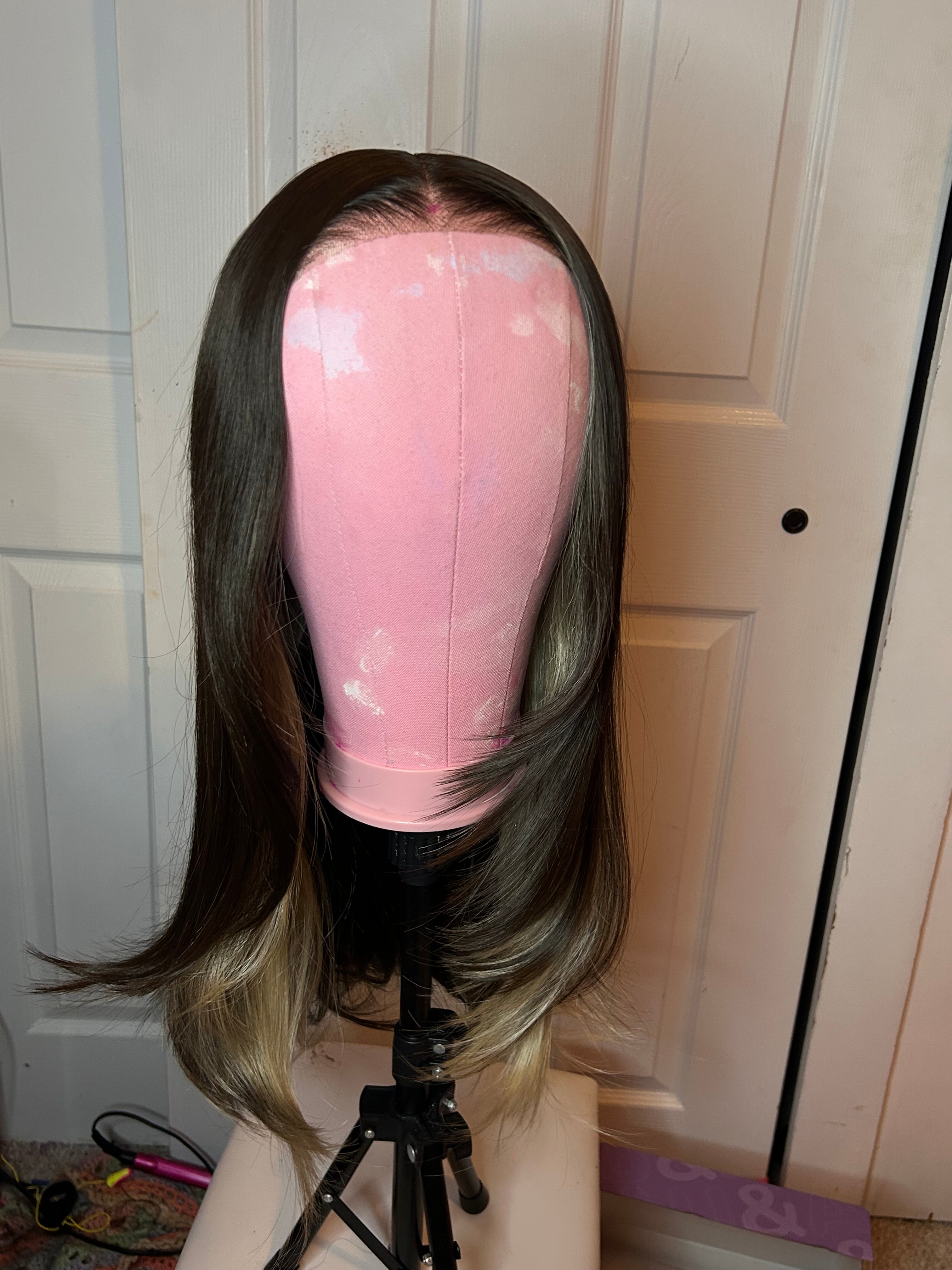 *brand new* 26 in synthetic brown/platinum glueless wig